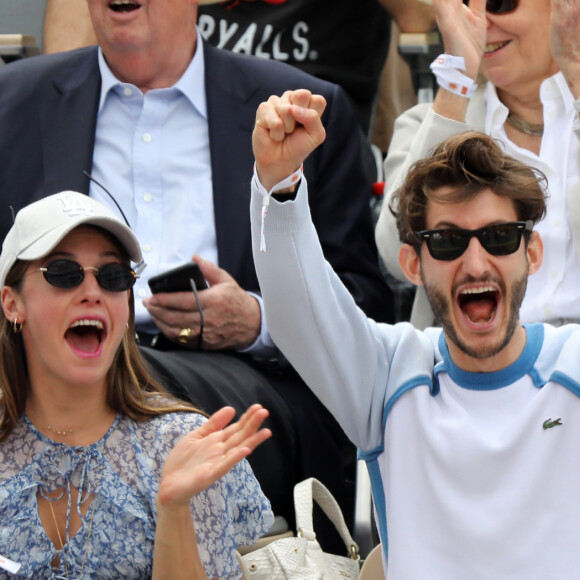 Pierre Niney et sa compagne Natasha Andrews enceinte de leur 2ème enfant - Célébrités dans les tribunes des internationaux de France de tennis de Roland Garros à Paris, France, le 9 juin 2019. © Jacovides-Moreau/Bestimage