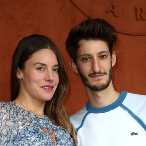 Pierre Niney et sa compagne Natasha Andrews enceinte de leur 2 ème enfant - People au village pour la finale hommes lors des internationaux de France de tennis de Roland Garros 2019 à Paris le 9 juin 2019. © Jacovides - Moreau / Bestimage