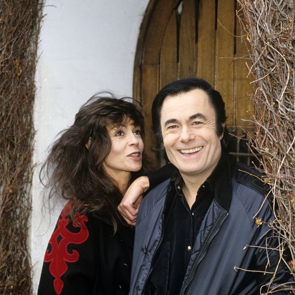 Archives - En France, chez lui, dans sa propriete près de Houdan, Alain Barrière et sa femme Anièce. Le 6 avril 1984.