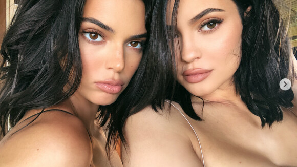 Kendall Jenner imite sa petite soeur Kylie Jenner dans "L'incroyable famille Kardashian". Décembre 2019.