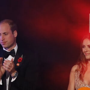 Le prince William, duc de Cambridge et Elizabeth Hurley à la soirée de gala de l'association ''Centerpoint '' au alais de Kensington à Londres, le 10 novembre 2016.