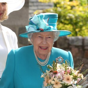 La reine Elizabeth II lors d'une vente caritative au profit de l'église de Crathie, en Écosse, le 18 août 2019.