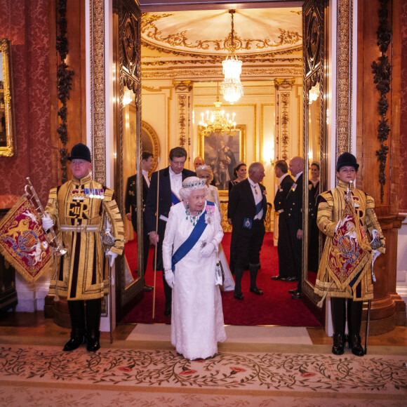 La reine Elizabeth II d'Angleterre reçoit les membres du corps diplomatique à Buckingham Palace, le 11 décembre 2019.