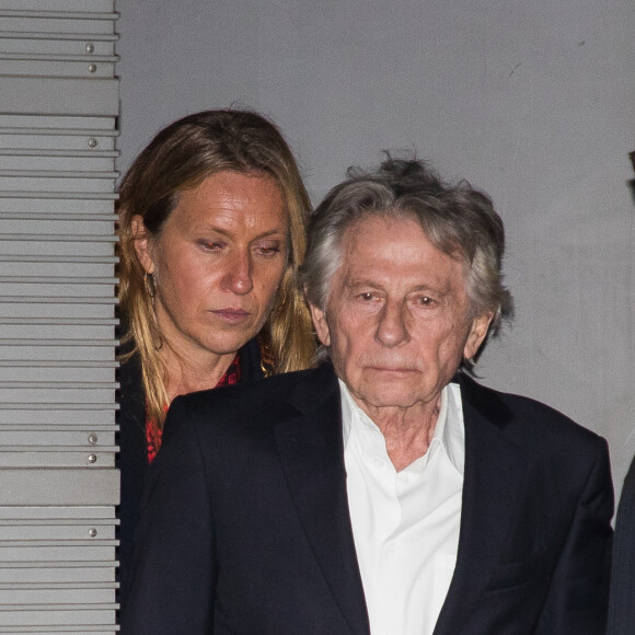 Roman Polanski et sa femme Emmanuelle Seigner quittent l'avant-première du film "J'accuse" au cinéma UGC Normandie entourés de cinq gardes du corps à Paris le 12 novembre 2019, quatre jours après les accusations de viol de Valentine Monnier.