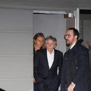Roman Polanski et sa femme Emmanuelle Seigner quittent l'avant-première du film "J'accuse" au cinéma UGC Normandie entourés de cinq gardes du corps à Paris le 12 novembre 2019, quatre jours après les accusations de viol de Valentine Monnier.