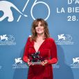 Emmanuelle Seigner (Grand Prix du Jury décerné à Roman Polanski pour "J'accuse") dans la press-room du 76ème Festival International du Film de Venise (Mostra), le 7 septembre 2019.