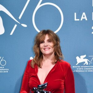 Emmanuelle Seigner (Grand Prix du Jury décerné à Roman Polanski pour "J'accuse") dans la press-room du 76ème Festival International du Film de Venise (Mostra), le 7 septembre 2019.