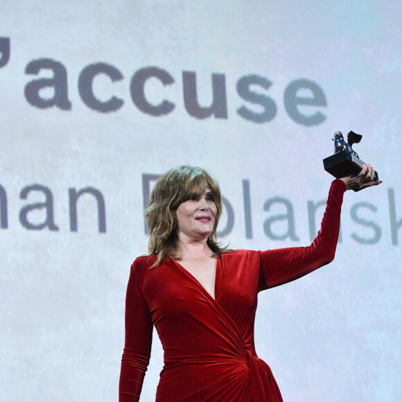 Emmanuelle Seigner (Grand Prix du Jury décerné à Roman Polanski pour "J'accuse") sur scène lors de la cérémonie de clôture du 76ème Festival International du Film de Venise (Mostra), le 7 septembre 2019.