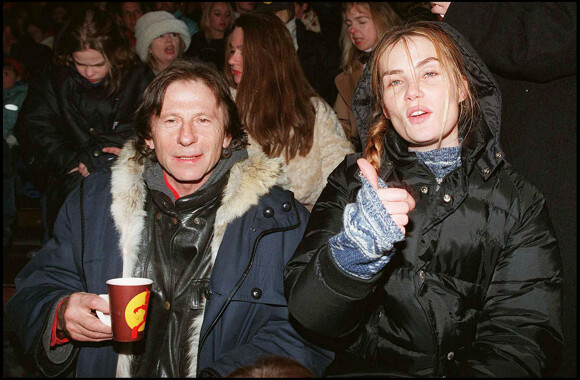 Roman Polanski et Emmanuelle Seigner en couple à Disneyland en 1998.