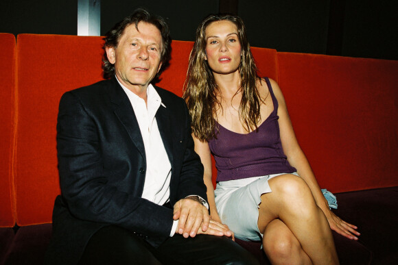 Roman Polanski et Emmanuelle Seigner posant en couple à Paris en 1999