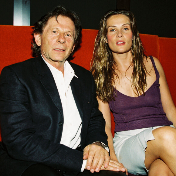 Roman Polanski et Emmanuelle Seigner posant en couple à Paris en 1999