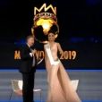 Ophély Mézino, Miss Guadeloupe 2018 et première dauphine de Miss France 2019, a terminé 1ère dauphine de l'élection Miss Monde 2019 (ici, lors de son interview sur scène par Piers Morgan), qui a couronné la Miss Jamaïque Toni-Ann Singh, le 14 décembre 2019 à Londres.