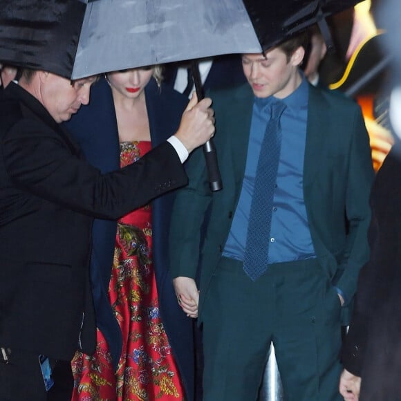 Exclusif - Taylor Swift et son compagnon Joe Alwyn sortent main dans la main de la première de Cats au Alice Tully Hall à New York, le 16 décembre 2019.