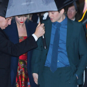 Exclusif - Taylor Swift et son compagnon Joe Alwyn sortent main dans la main de la première de Cats au Alice Tully Hall à New York, le 16 décembre 2019.