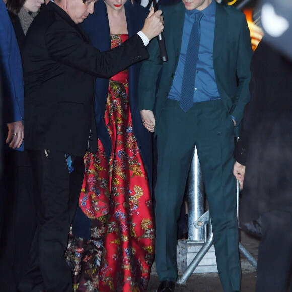 Exclusif - Taylor Swift et son compagnon Joe Alwyn sortent main dans la main de la première de Cats au Alice Tully Hall à New York, le 16 décembre 2019.