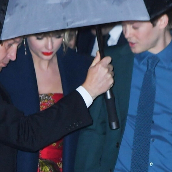 Exclusif - Taylor Swift et son compagnon Joe Alwyn sortent main dans la main de la première de Cats au Alice Tully Hall à New York, le 16 décembre 2019.