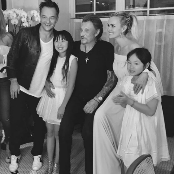 David Hallyday avec ses soeurs Jade et Joy, son père Johnny Hallyday et sa belle-mère Laeticia Hallyday sur une photo publiée sur Instagram en juin 2017.