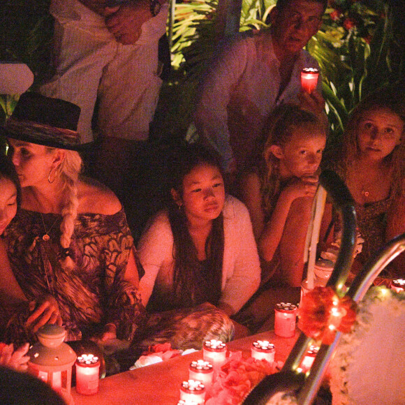 Exclusif - Pour le deuxième anniversaire de la mort de Johnny, Laeticia Hallyday et ses filles Jade et Joy se recueillent une nouvelle fois sur sa tombe au cimetière de Lorient à Saint-Barthélemy. Pour l'occasion, soirée très intime avec quelques musiciens et très peu de lumière, le 6 décembre 2019.