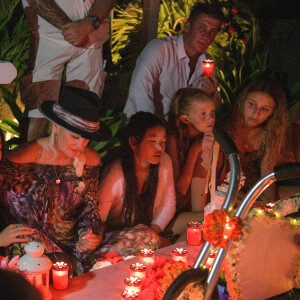 Exclusif - Pour le deuxième anniversaire de la mort de Johnny, Laeticia Hallyday et ses filles Jade et Joy se recueillent une nouvelle fois sur sa tombe au cimetière de Lorient à Saint-Barthélemy. Pour l'occasion, soirée très intime avec quelques musiciens et très peu de lumière, le 6 décembre 2019.