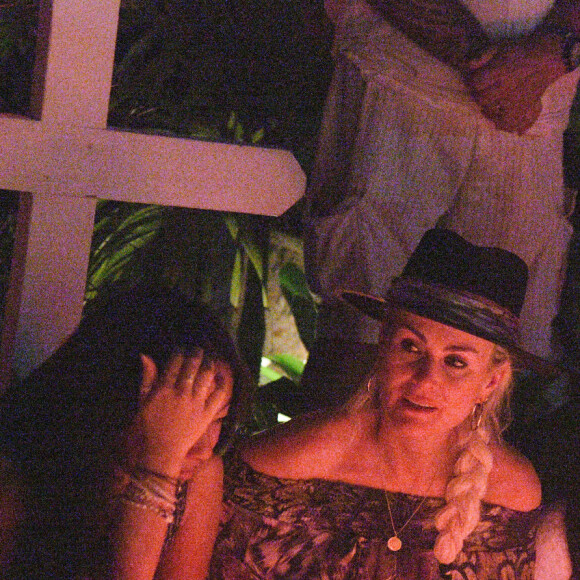 Exclusif - Pour le deuxième anniversaire de la mort de Johnny, Laeticia Hallyday et ses filles Jade et Joy se recueillent une nouvelle fois sur sa tombe au cimetière de Lorient à Saint-Barthélemy. Pour l'occasion, soirée très intime avec quelques musiciens et très peu de lumière, le 6 décembre 2019.