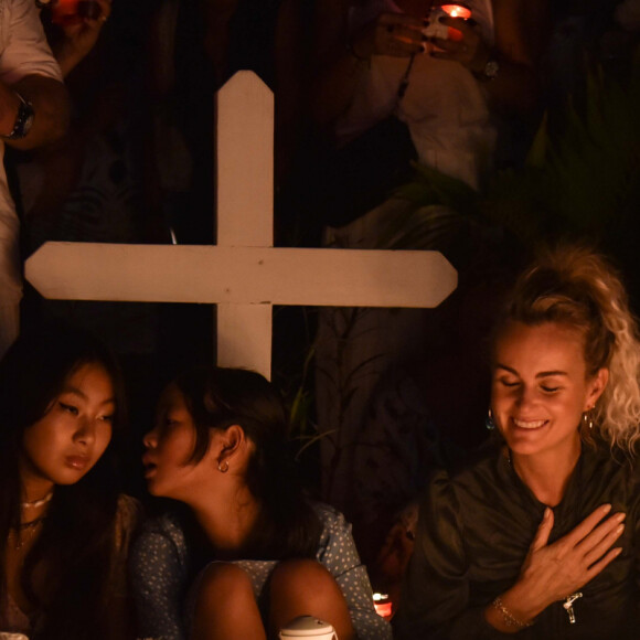 Alcéa Boudou, Laeticia Hallyday et ses filles Jade et Joy, Philippe Stouvenot - Pour le deuxième anniversaire de la mort de Johnny, Laeticia Hallyday et ses filles Jade et Joy se recueillent sur sa tombe au cimetière de Lorient à Saint-Barthélémy le 5 décembre 2019.