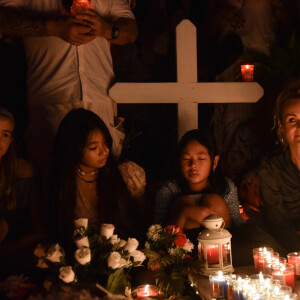 Alcéa Boudou, Laeticia Hallyday et ses filles Jade et Joy - Pour le deuxième anniversaire de la mort de Johnny, Laeticia Hallyday et ses filles Jade et Joy se recueillent sur sa tombe au cimetière de Lorient à Saint-Barthélémy le 5 décembre 2019.