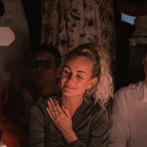Laeticia Hallyday - Pour le deuxième anniversaire de la mort de Johnny, Laeticia Hallyday et ses filles Jade et Joy se recueillent sur sa tombe au cimetière de Lorient à Saint-Barthélémy le 5 décembre 2019.