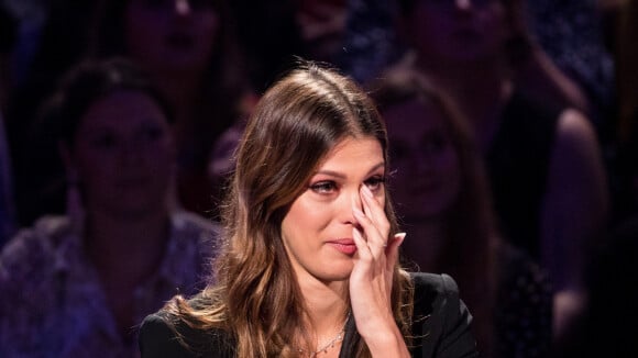 Iris Mittenaere en pleurs face à Dave et Florent Pagny dans "La Boîte à secrets"