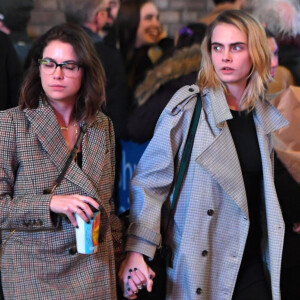 Exclusif - Cara Delevingne et sa compagne Ashley Benson fument une cigarette pendant l'entracte de la pièce 'Jagged Little Pill' à New York, le 21 novembre 2019.