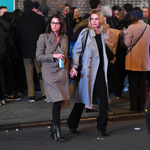 Exclusif - Cara Delevingne et sa compagne Ashley Benson fument une cigarette pendant l'entracte de la pièce 'Jagged Little Pill' à New York, le 21 novembre 2019.