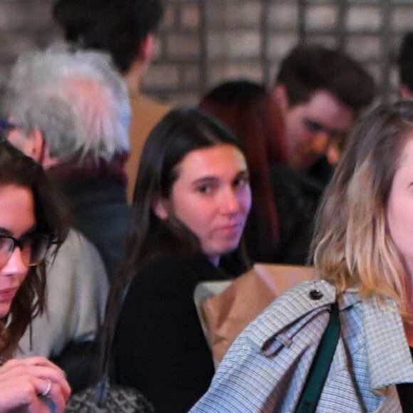 Exclusif - Cara Delevingne et sa compagne Ashley Benson fument une cigarette pendant l'entracte de la pièce 'Jagged Little Pill' à New York, le 21 novembre 2019.