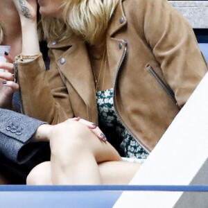 Cara Delevingne et sa compagne Ashley Benson - Dans les tribunes de la finale femmes du tournoi de tennis de l'US Open 2019 à New York le 7 septembre 2019.