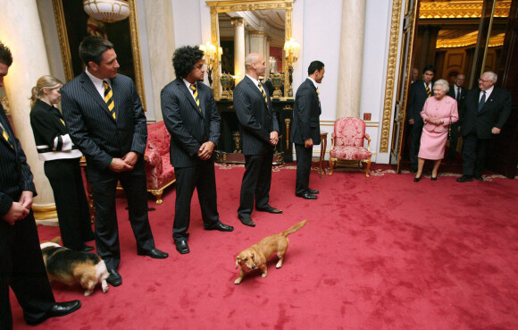 La reine Elizabeth II est présentée aux membres de l'équipe de la Nouvelle-Zélande Rugby League par leur capitaine Ruben Wiki à l'intérieur de la salle Bow à Buckingham Palace, Londres, Royaume-Uni le 16 octobre 2007.
