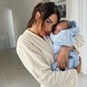 Nabilla Benattia pose avec son fils Milann, le 25 novembre 2019