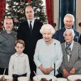 Le prince George de Cambridge prépare, sous le regard bienveillant du prince William, duc de Cambridge, du prince Charles, prince de Galles et de la reine Elisabeth II, des puddings de Noël, dans le cadre du lancement de l'initiative 'Together at Christmas' de la Royal British Legion au Palais de Buckingham, le 21 décembre 2019.