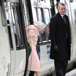 La reine Elisabeth II d'Angleterre arrive à la gare Kings Lynn pour se rendre à Sandringham House où elle passe les fêtes de fin d'année le 20 décembre 2019. © imago / Panoramic / Bestimage. 20/12/2019 - Kings Lynn