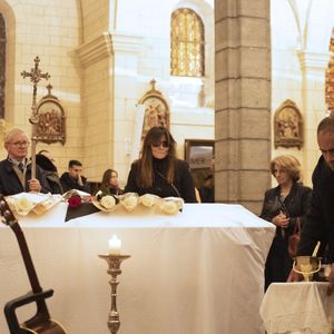 Guénaëlle Barrière - Les obsèques de Alain Barrière en l'église Saint-Joseph à La Trinité-sur-Mer le 23 décembre 2019.