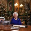 La reine Elisabeth II d'Angleterre enregistre sa diffusion annuelle de Noël au château de Windsor, dans le Berkshire le 24 décembre 2019. Comme on peut le constater sur son bureau, il n'y a aucune photo de son petit-fils le prince Harry en famille ni même de photo de son fils le prince Andrew duc d'York.