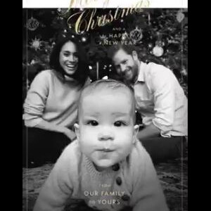 Meghan Markle, duchesse de Sussex, le prince Harry et leur fils Archie photographiés par l'actrice Janina Gavankar, amie de la duchesse, au pied du sapin pour leur première carte de voeux en famille à l'occasion de Noël 2019.