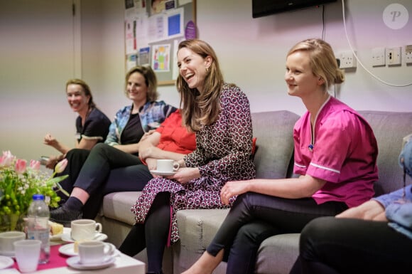 Catherine Kate Middleton, duchesse de Cambridge passe un moment de détente avec le personnel de la maternité de l'hôpital Kingston le 27 décembre 2019
