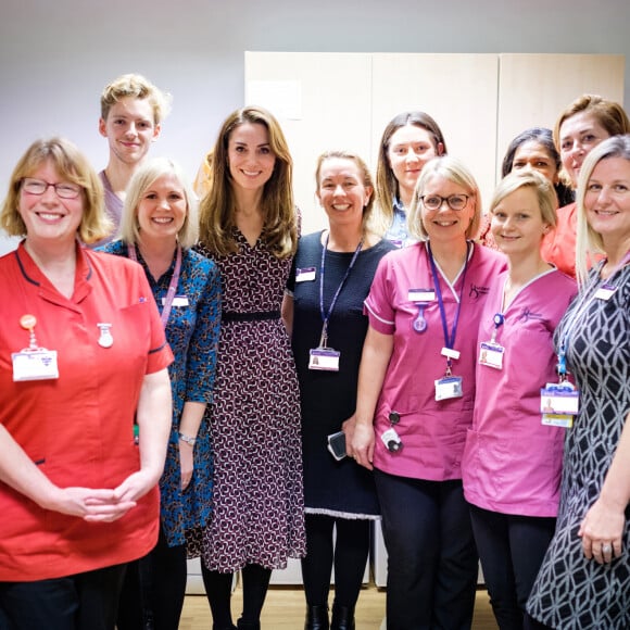 Catherine Kate Middleton, duchesse de Cambridge passe un moment de détente avec le personnel de la maternité de l'hôpital Kingston le 27 décembre 2019