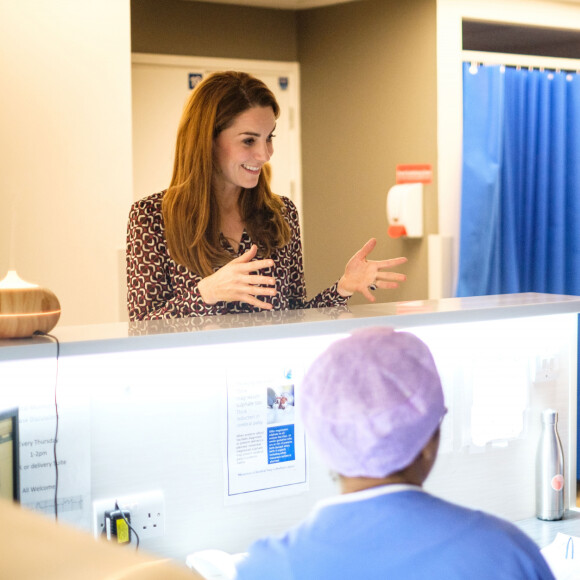 Catherine Kate Middleton, duchesse de Cambridge passe un moment de détente avec le personnel de la maternité de l'hôpital Kingston le 27 décembre 2019