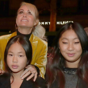 Laeticia Hallyday et ses filles Jade et Joy arrivent à la soirée "Johnny Hallyday, un soir à l'Olympia" à Paris le 1er décembre 2019.