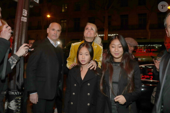 Laeticia Hallyday et ses filles Jade et Joy arrivent à la soirée "Johnny Hallyday, un soir à l'Olympia" à Paris le 1er décembre 2019.