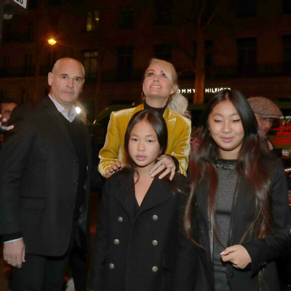 Laeticia Hallyday et ses filles Jade et Joy arrivent à la soirée "Johnny Hallyday, un soir à l'Olympia" à Paris le 1er décembre 2019.