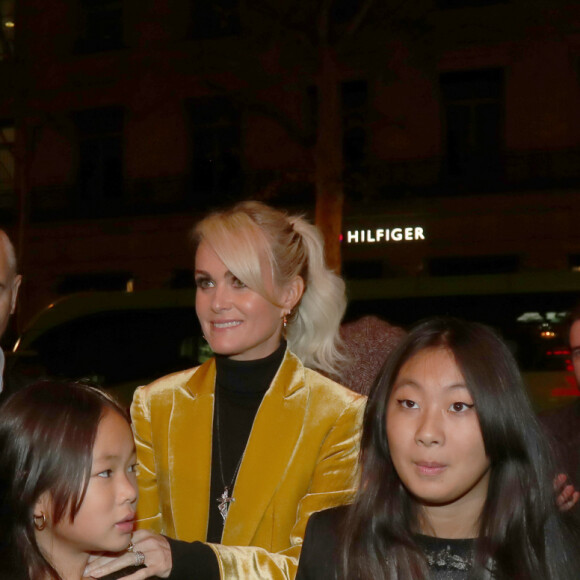 Laeticia Hallyday et ses filles Jade et Joy arrivent à la soirée "Johnny Hallyday, un soir à l'Olympia" à Paris. Le 1er décembre 2019.