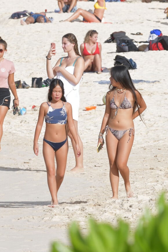 Jade et Joy se baignent avec une amie à la plage alors que Laeticia Hallyday a fait ses courses au supermarché à Saint-Barthélemy le 4 décembre 2019.
