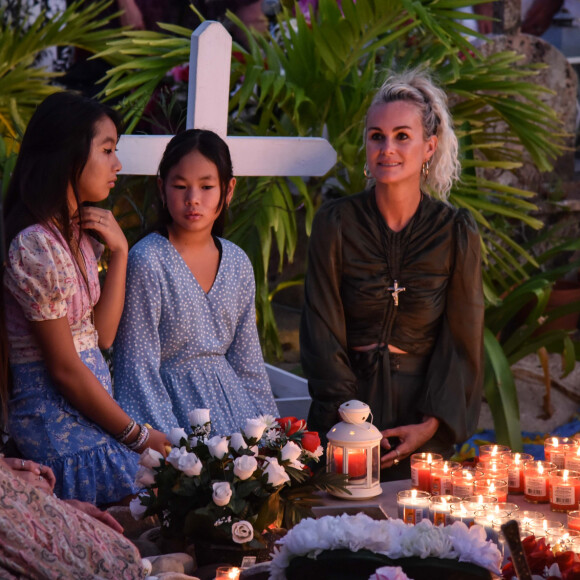 Liliane Jossua, Laeticia Hallyday et ses filles Jade et Joy - Pour le deuxième anniversaire de la mort de Johnny, Laeticia Hallyday et ses filles Jade et Joy se recueillent sur sa tombe au cimetière de Lorient à Saint-Barthélémy le 5 décembre 2019.