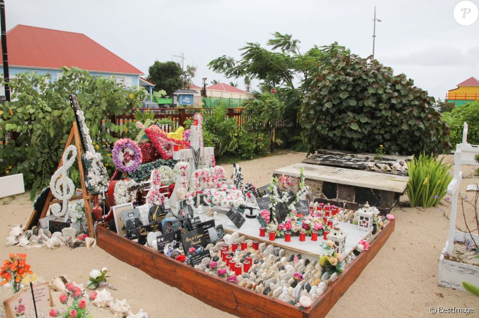 Nouvelle Tombe De Johnny Hallyday Photos Exclusif - Tombe de Johnny Hallyday au cimetière de Lorient à Saint