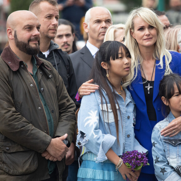 Laeticia Hallyday et ses filles Jade et Joy inaugurent une esplanade portant le nom de Johnny Hallyday située en face du Zénith de Toulouse, le 15 juin 2019, date hautement symbolique puisque le rockeur aurait eu 76 ans. © Frédéric Maligne/Bestimage